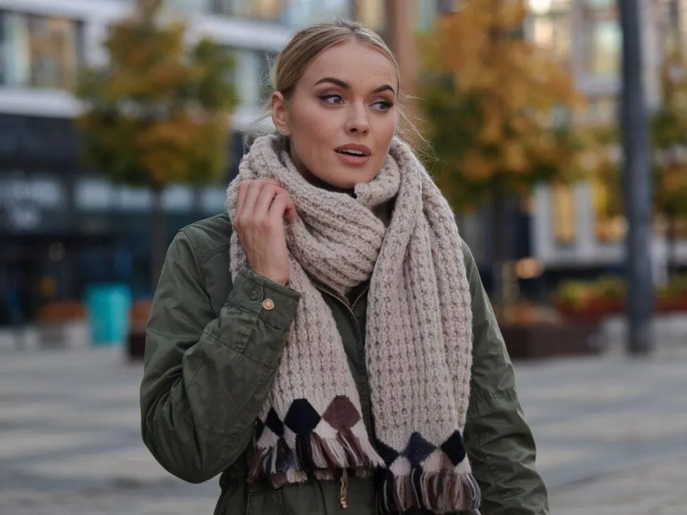 kobieta w zielonej kurtce i beżowym szaliku stylizacja jesienna