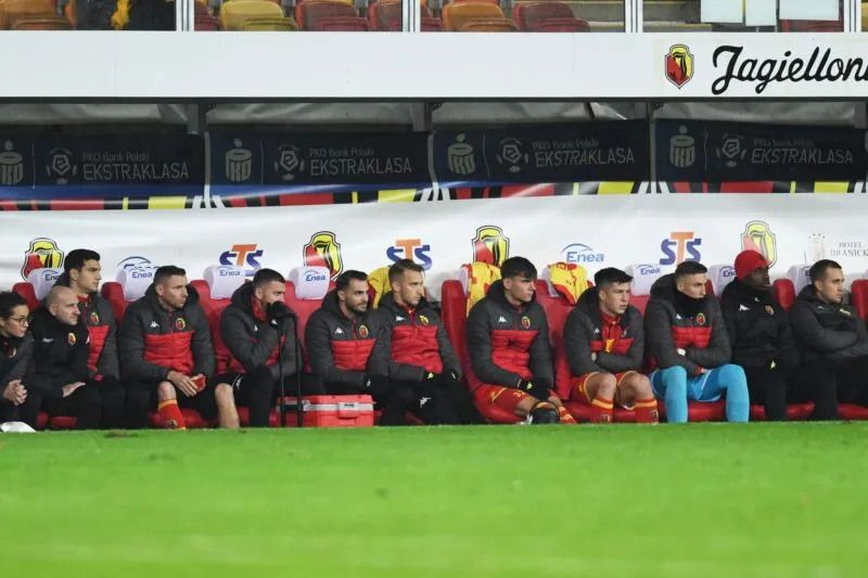 Piłkarze na ławce rezerwowych