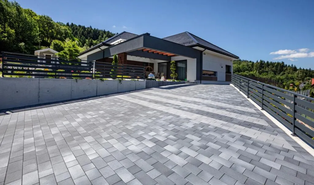 zadbany podjazd z kostki brukowej