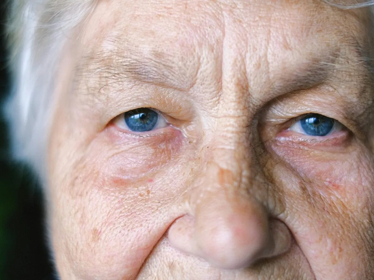 Osoba po operacji zaćmy widzenie ostre kolory