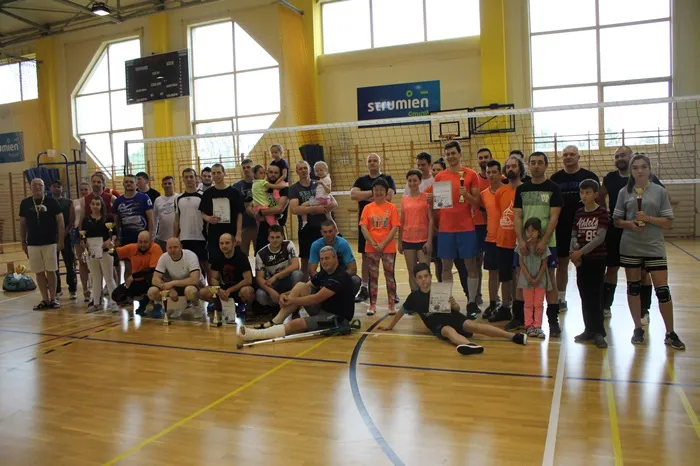 amatorski mecz siatk&oacute;wki w hali sportowej