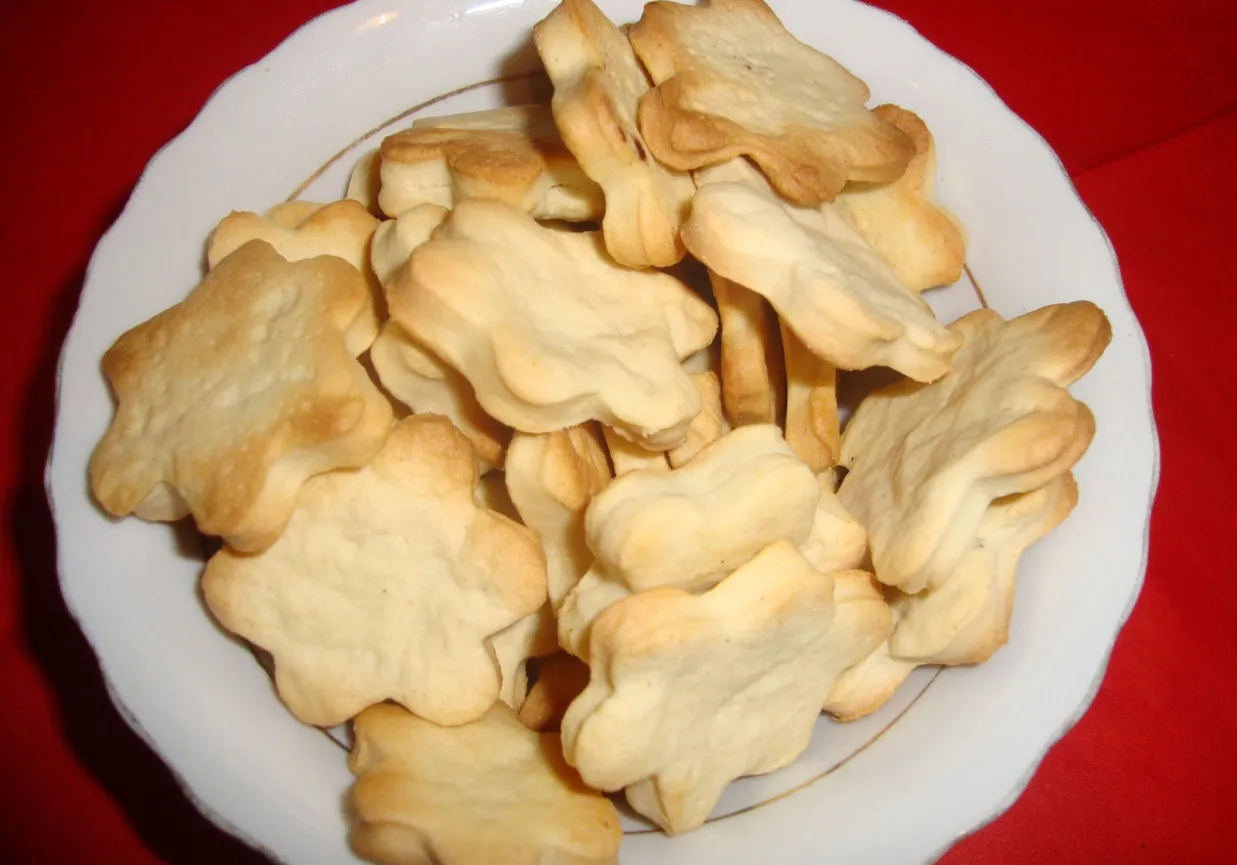 szczęśliwe dziecko je domowe ciastka bez mleka