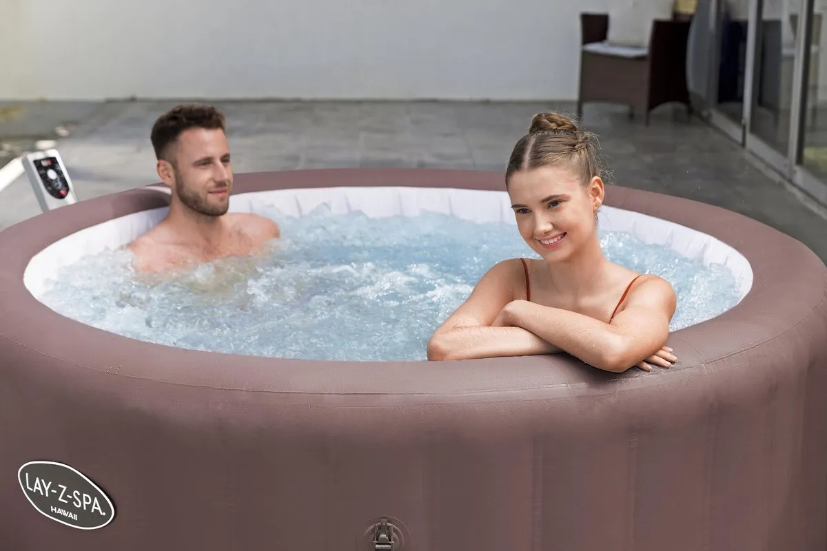ludzie relaksujący się w jacuzzi ogrodowym Lay-Z-Spa