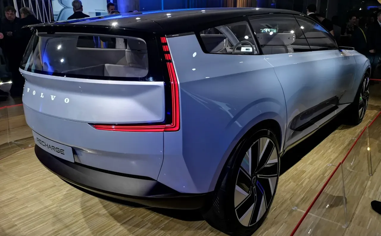 Nowy Volvo Recharge, samoch&oacute;d elektryczny zasięg 1000 km. Futurystyczny design, pionowe światła LED, duże felgi.