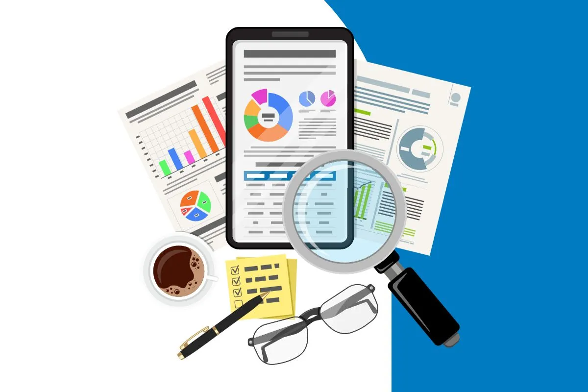 Analiza danych i raport&oacute;w, lupa, smartfon, okulary i kawa. Kluczowe elementy do optymalizacji techniczne seo.