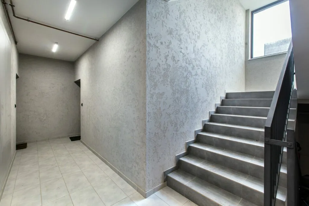 beton dekoracyjny na ścianie efekt