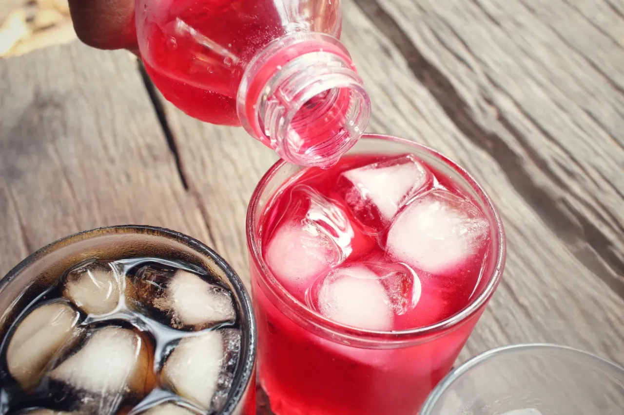 napoje szkodliwe dla sk&oacute;ry