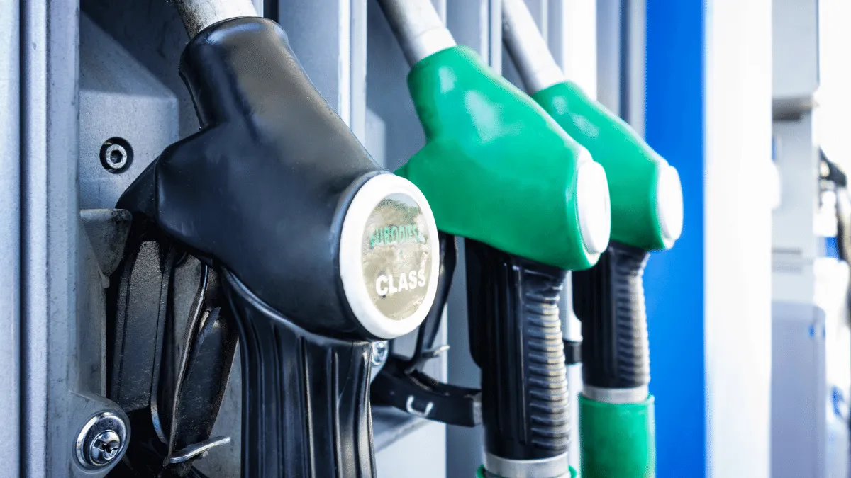 tankowanie samochodu pistolet paliwa stacja benzynowa