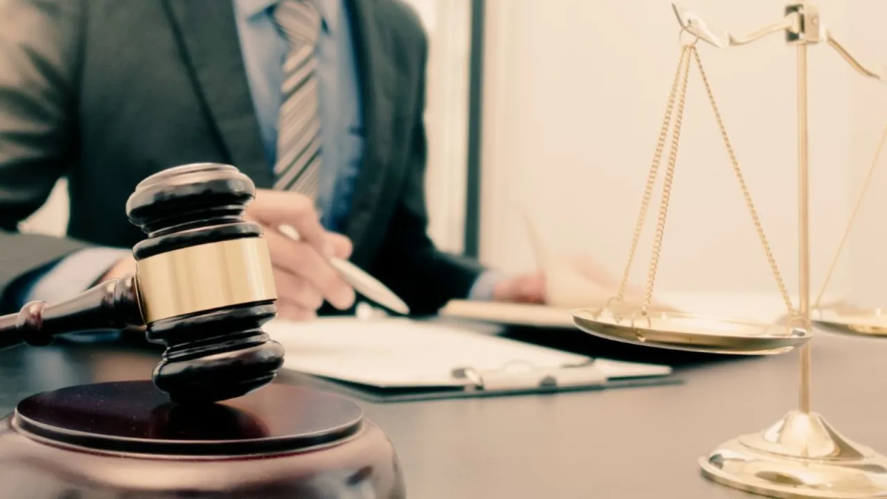 Młotek sędziowski i waga sprawiedliwości symbolizują prawo. Dowiedz się, co grozi za wypadek śmiertelny.