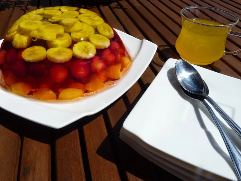 Galaretka w misce z owocami