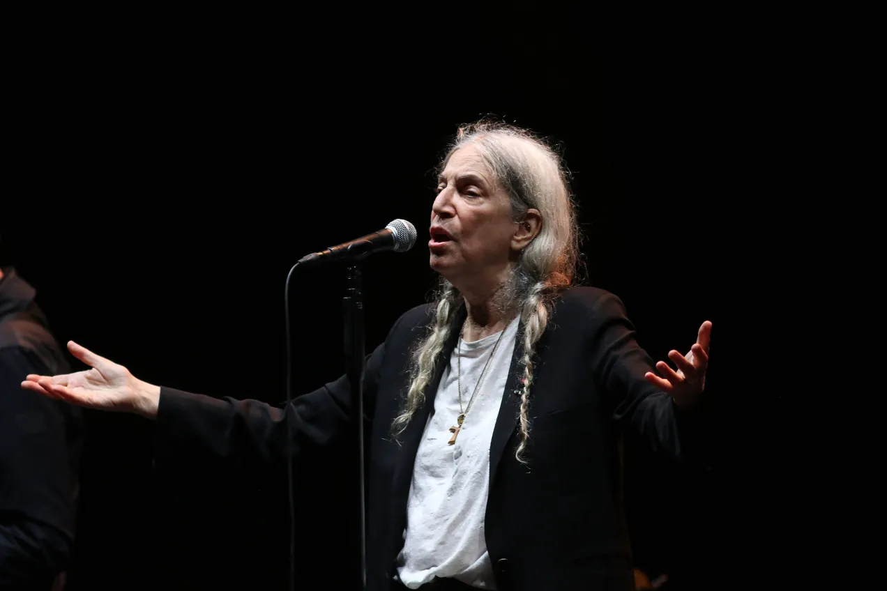 Patti Smith śpiewa przy mikrofonie. Menedżer wydał pilne oświadczenie o stanie zdrowia wokalistki.