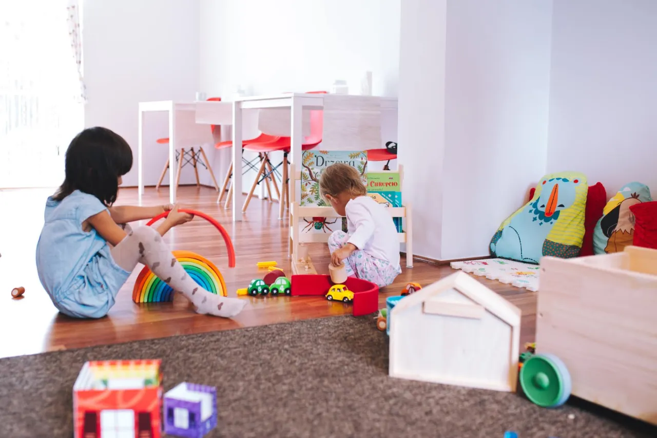 dzieci bawiące się poza domem, grupy edukacji domowej