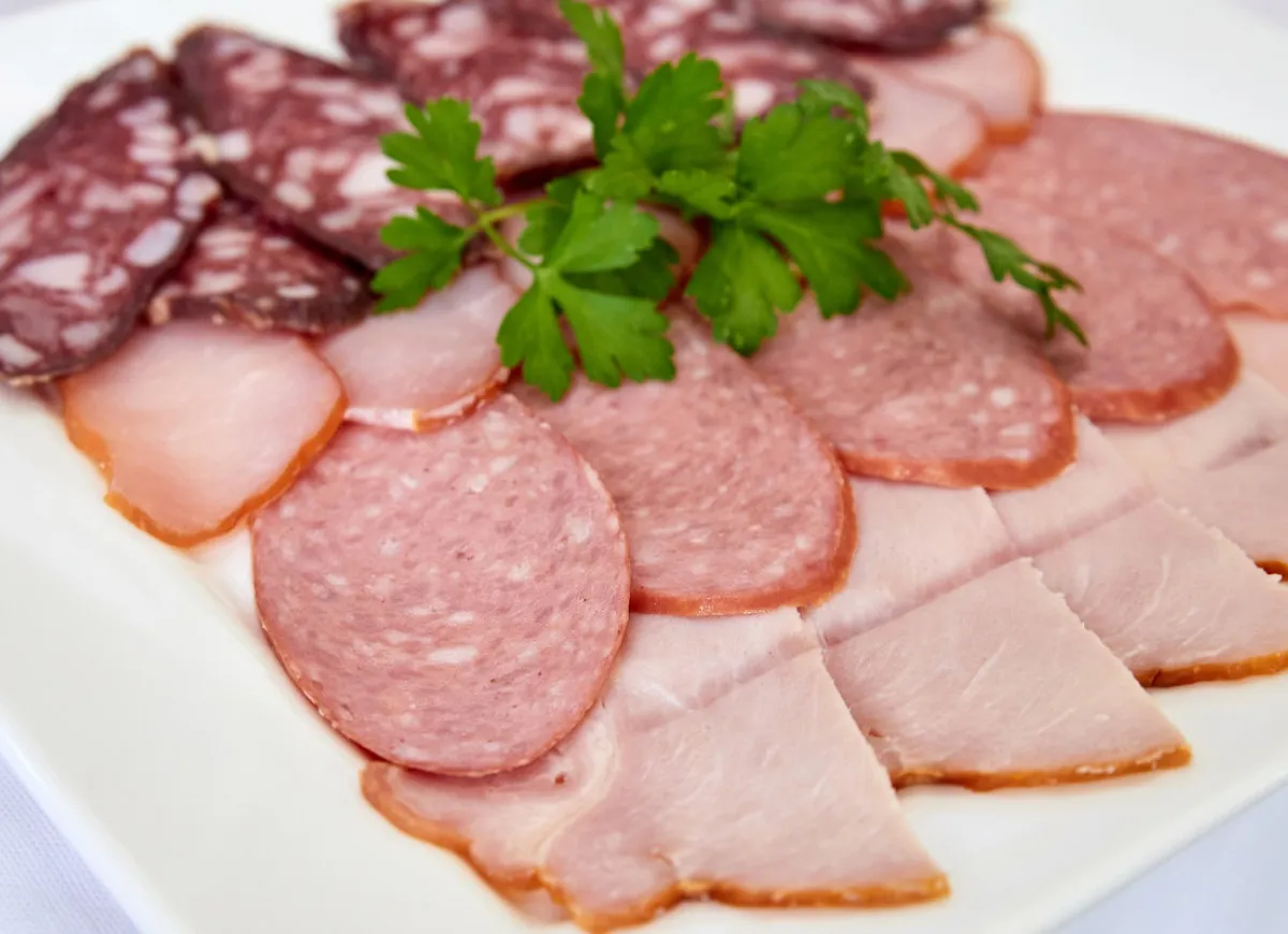 Talerz wędlin z natką pietruszki. Czy w Wielką Sobotę można jeść mięso? Tradycja mówi, że nie, ale to zależy od regionu i zwyczajów.