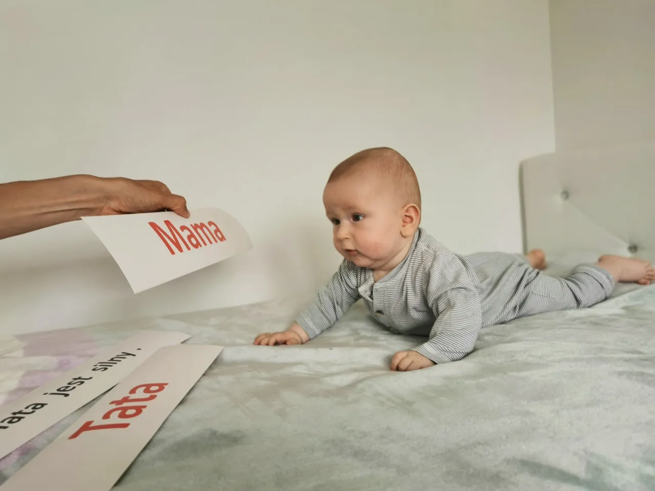 Roczniak uczy się słów 