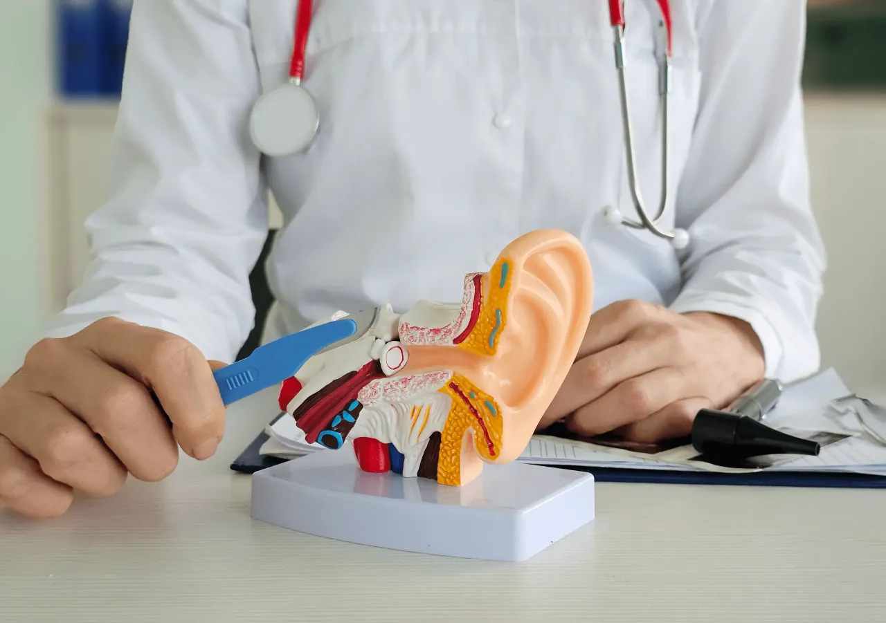 lekarz bada ucho infekcja