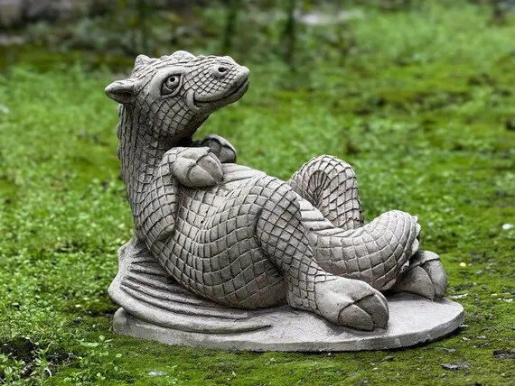 verschiedene drachenskulpturen garten materialien