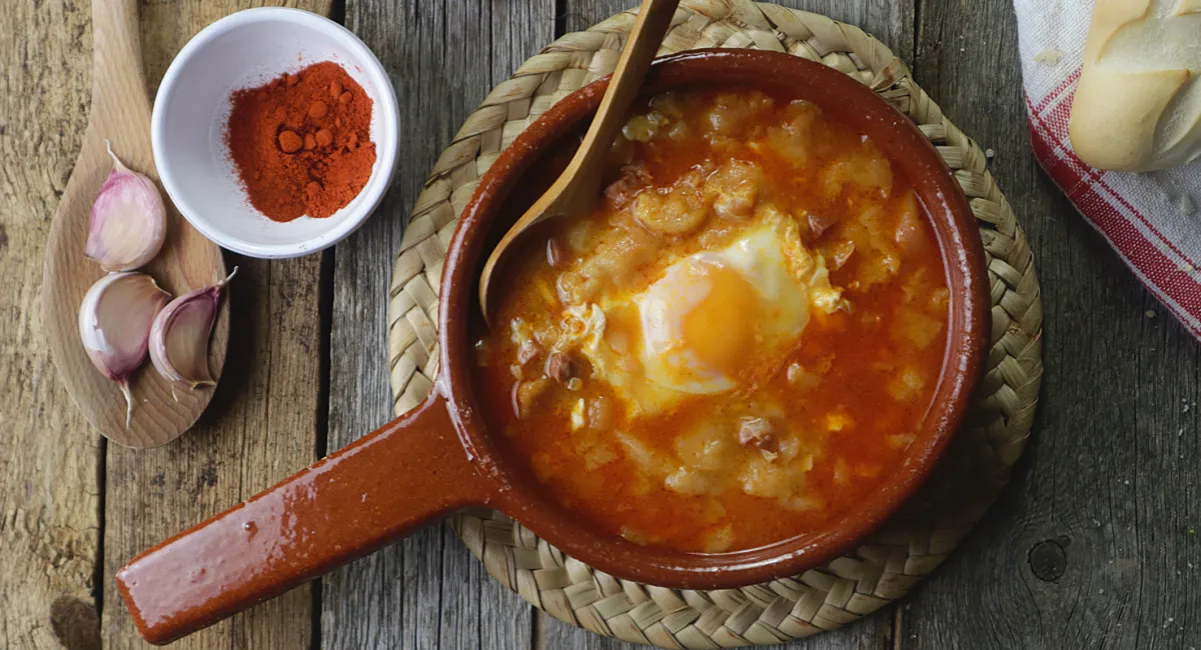 sopa de ajo tradicional en cazuela de barro
