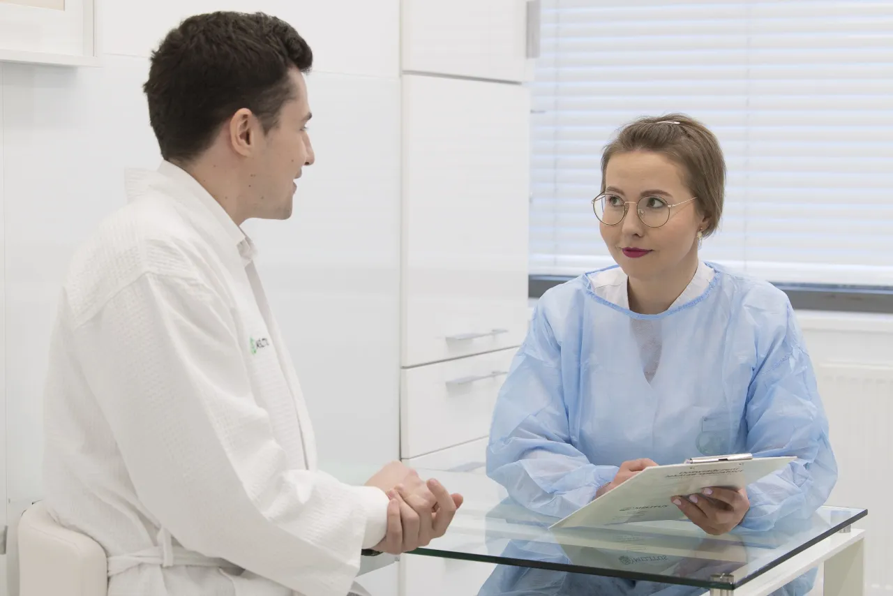 Lekarz omawiający wyniki badań z pacjentem