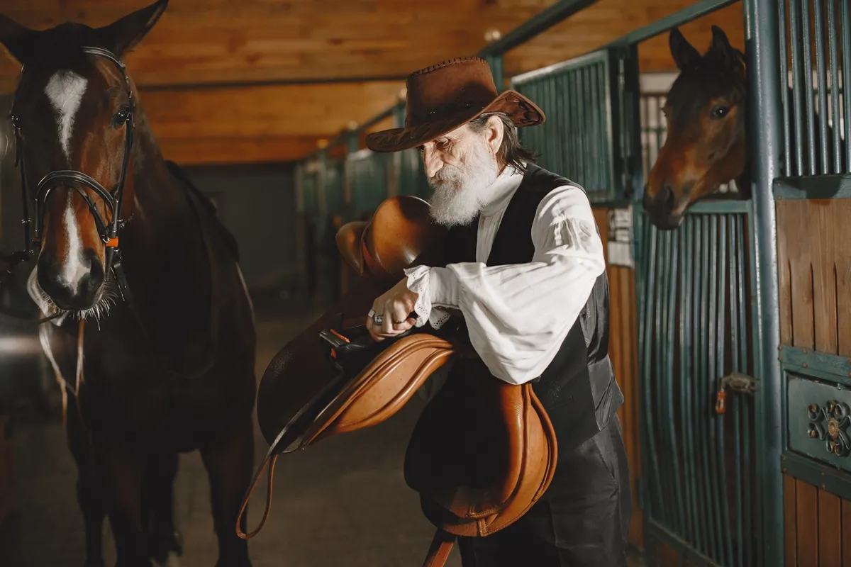 Saddle fitter mierzący grzbiet konia