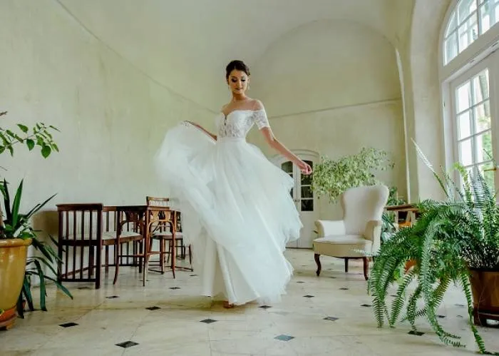 Panna Młoda w toalecie ślubnej z asystą