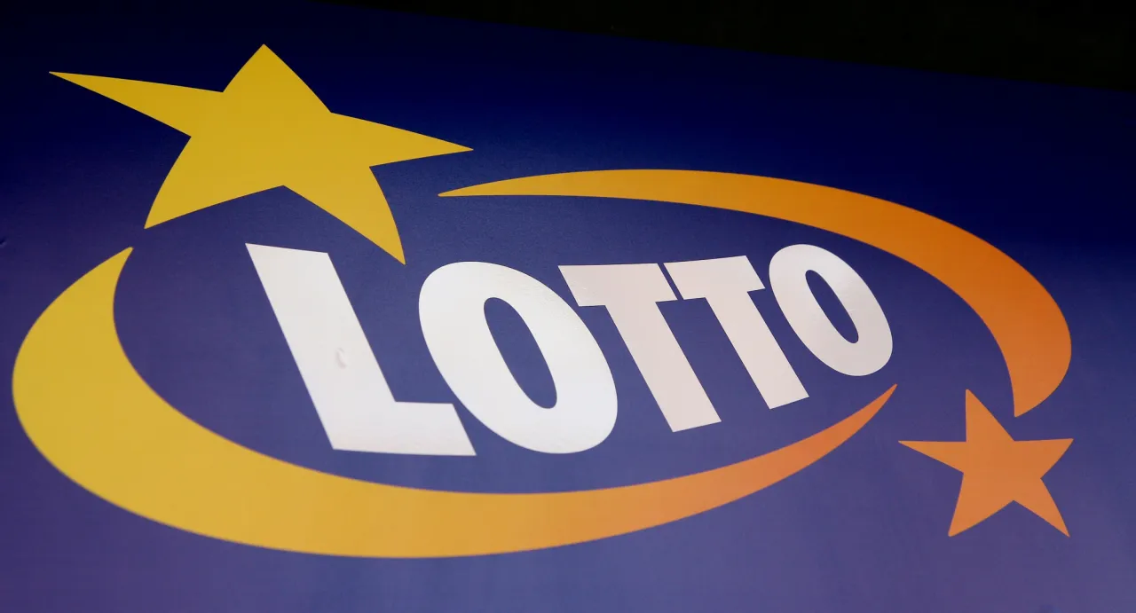 Logo Lotto z gwiazdkami i łukami. Czy ktoś wygrał w lotto przez internet?