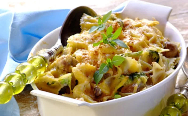 zapiekanka makaronowa z brokułami i pieczarkami