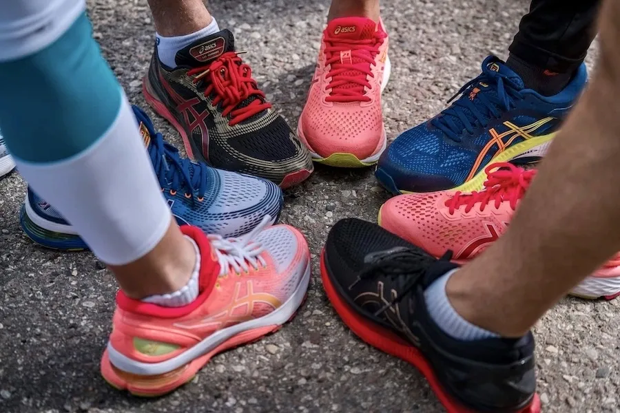 osoba dobierająca buty do biegania, prawidłowa technika biegu