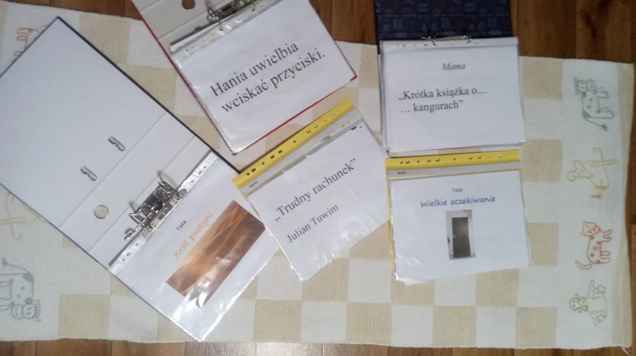 dziecko zaniepokojone, rodzic pociesza, książki