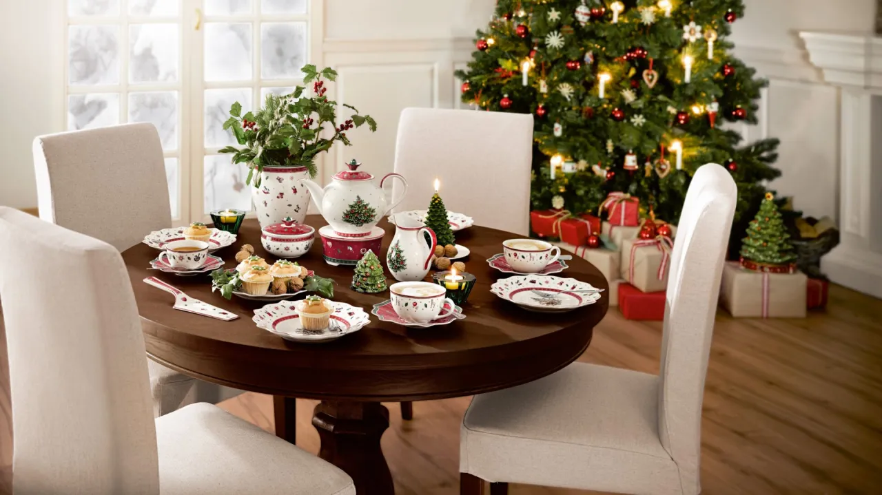 Udekorowany st&oacute;ł świąteczny z efektownymi przekąskami