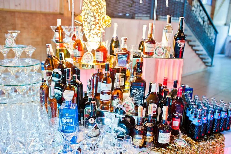 różnorodność alkoholi na weselu