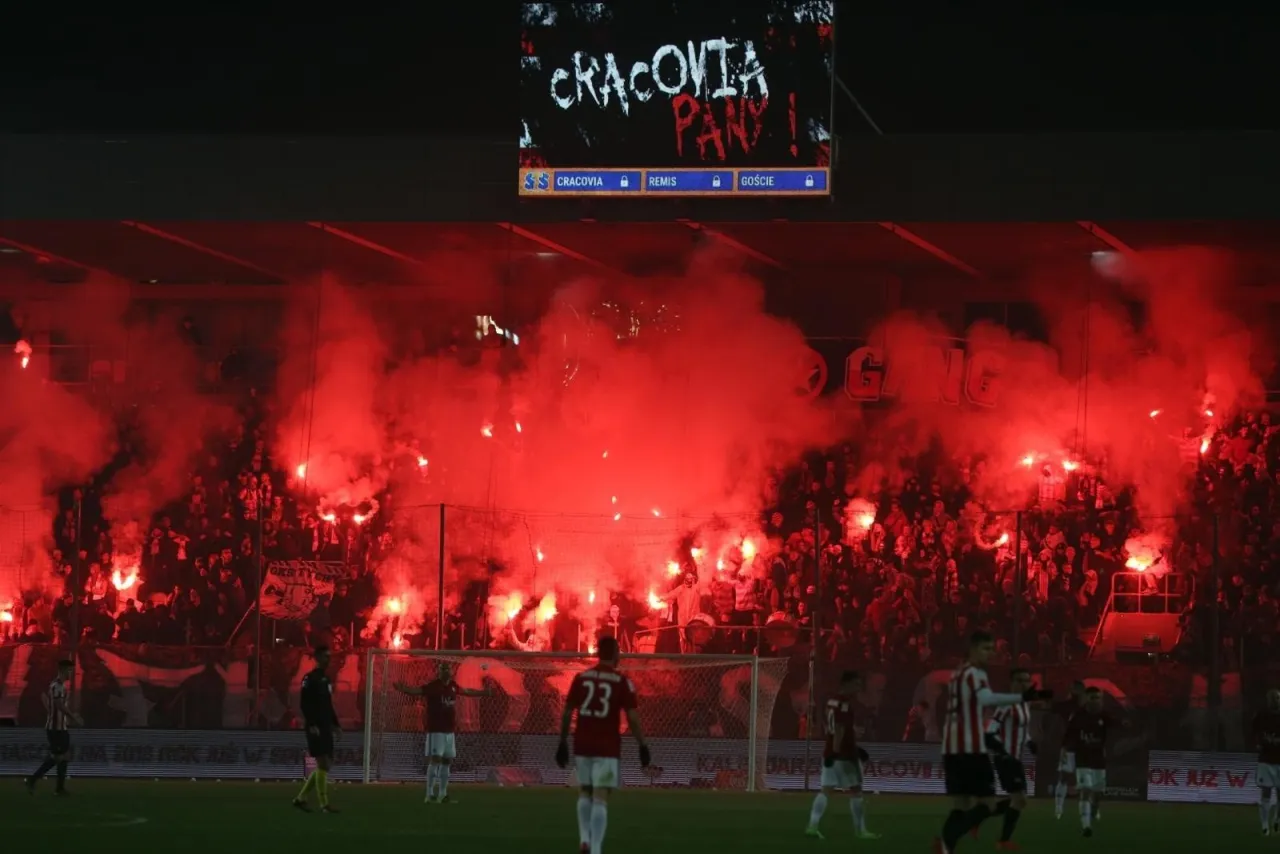 Intensywna atmosfera na stadionie, kibice odpalają race. To pokazuje, co to są derby w piłce nożnej &ndash; emocje, pasja i rywalizacja.
