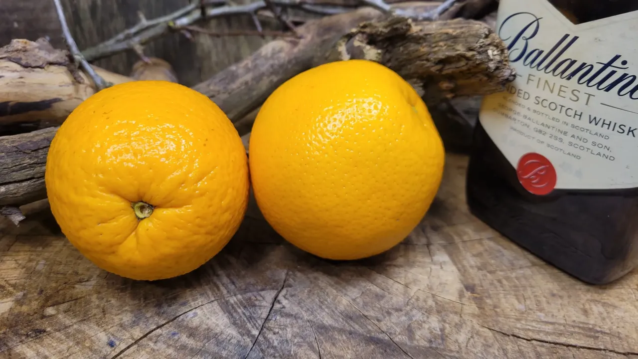 butelki likierów pomarańczowych na tle domowego barku