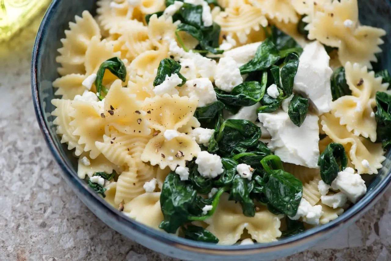 Makaron farfalle z fetą i szpinakiem – idealne rozwiązanie, co na obiad szybko i zdrowo.