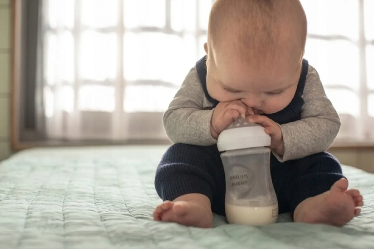 Dziecko frustrujące się przy butelce