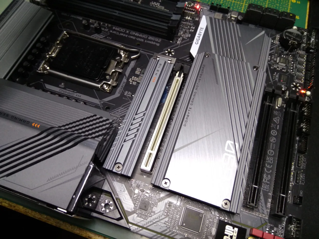 Płyta gł&oacute;wna Gigabyte Z690 z chłodzeniem i gniazdami. Dowiedz się, jak zaktualizować BIOS Gigabyte, aby uzyskać najlepszą wydajność.