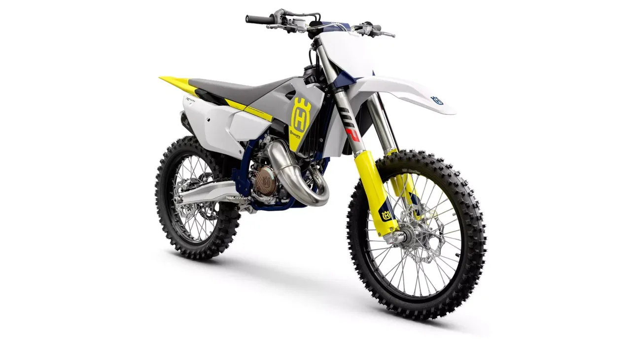 Motocykl Husqvarna TC 125 z ż&oacute;łtymi akcentami i logo. Zastanawiasz się, ile koni ma Husqvarna TC 125?