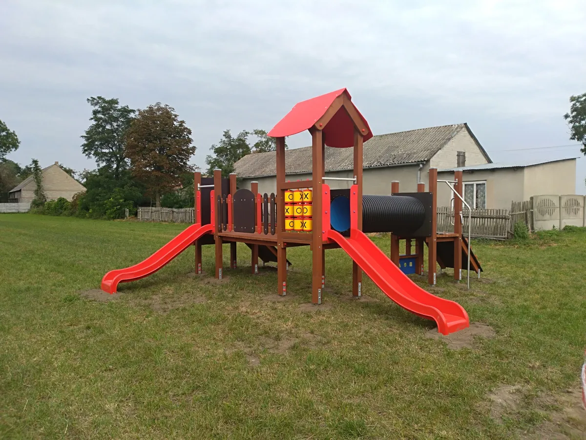 porównanie placów zabaw drewnianych metalowych plastikowych