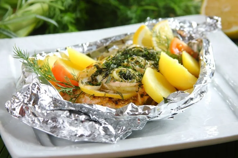ryba pieczona w folii z warzywami ziołami