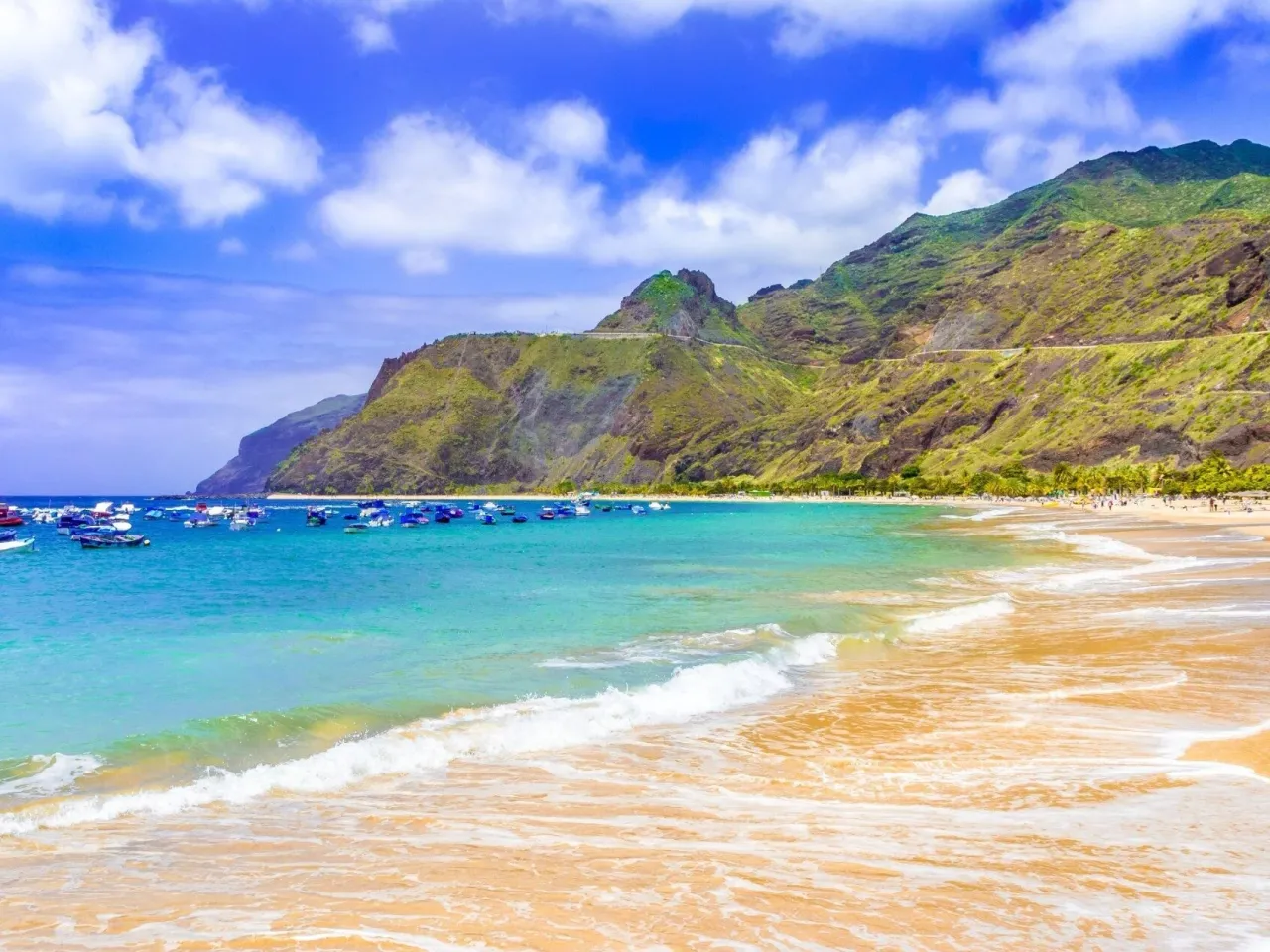 osoba na plaży w styczniu ucieczka od zimy