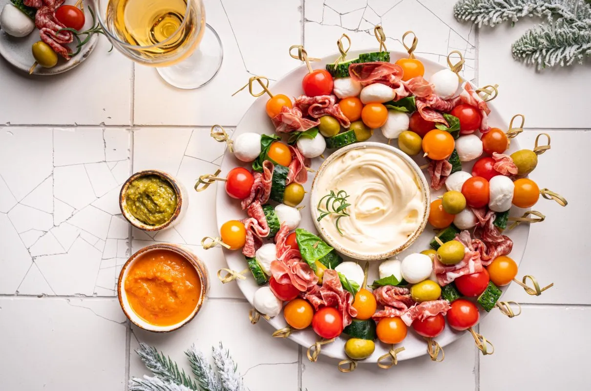 Nowoczesne dania świąteczne, deska serów i wędlin, finger food na święta