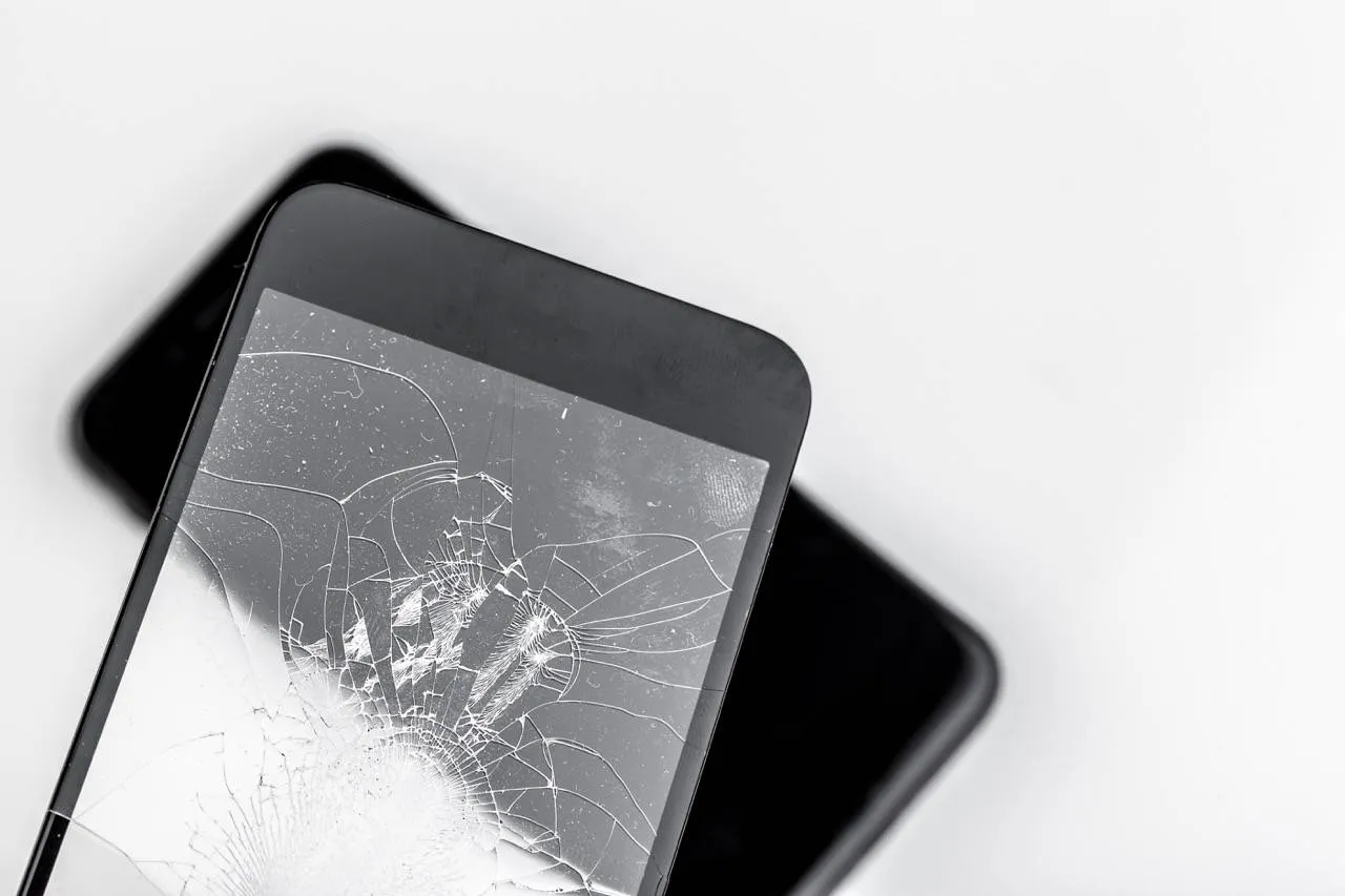 r&oacute;żnica pęknięta szybka a wyświetlacz telefonu