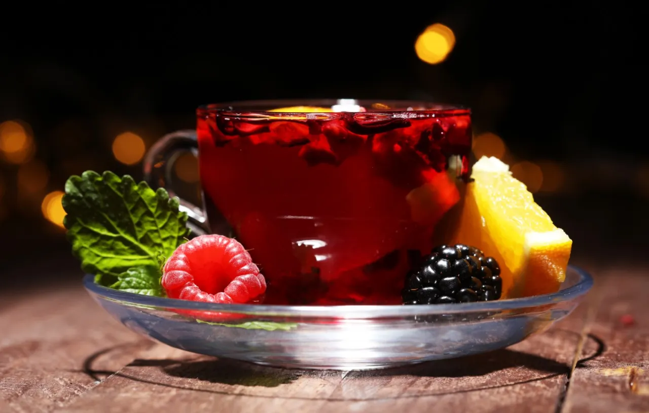 talerz z r&oacute;żnymi składnikami do herbaty zimowej (owoce, przyprawy, mi&oacute;d)