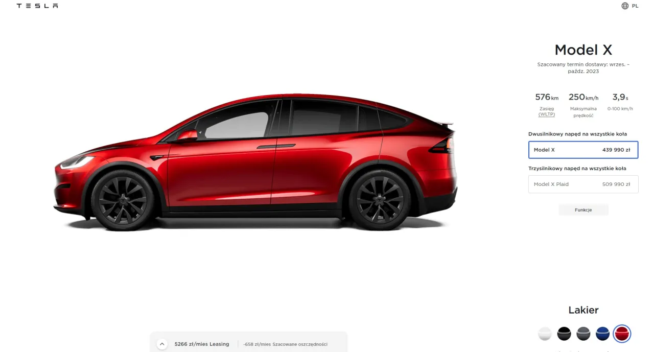 Czerwona Tesla Model X, dwusilnikowa, kosztuje 439 990 zł. Trzysilnikowa Model X Plaid to 509 990 zł.