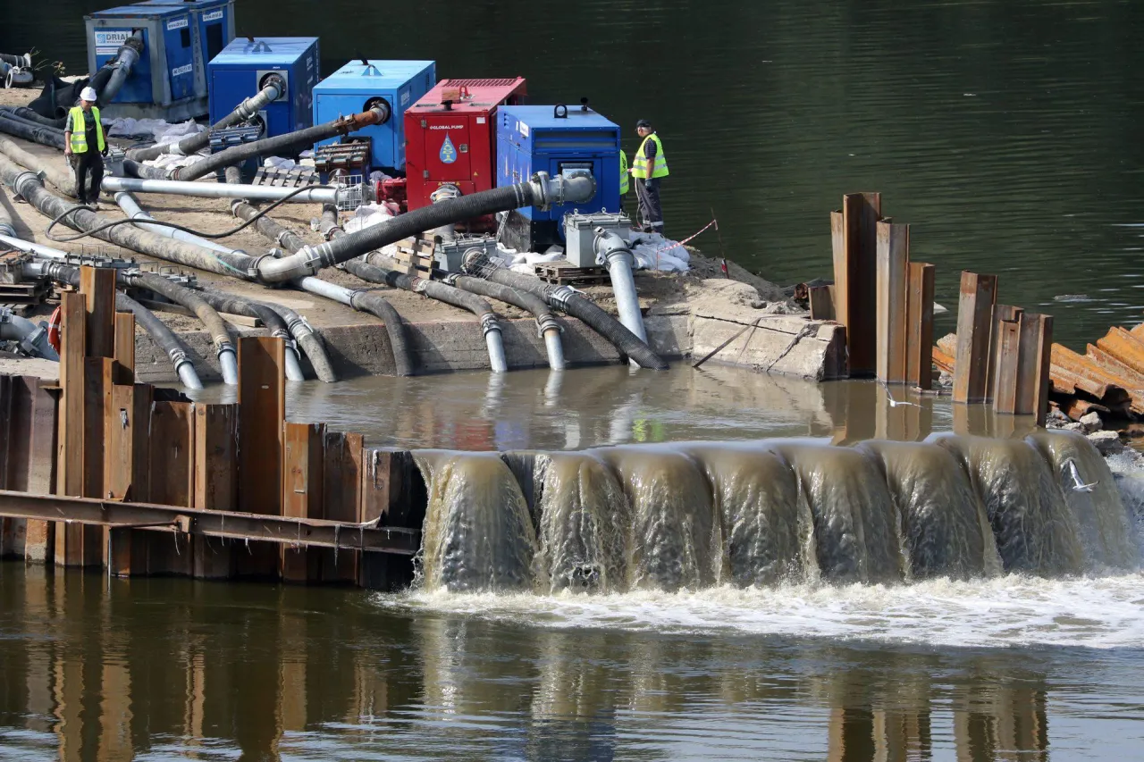 Prace przy oczyszczalni Czajka. Potężne pompy tłoczą wodę przez rury, tworząc kaskady.