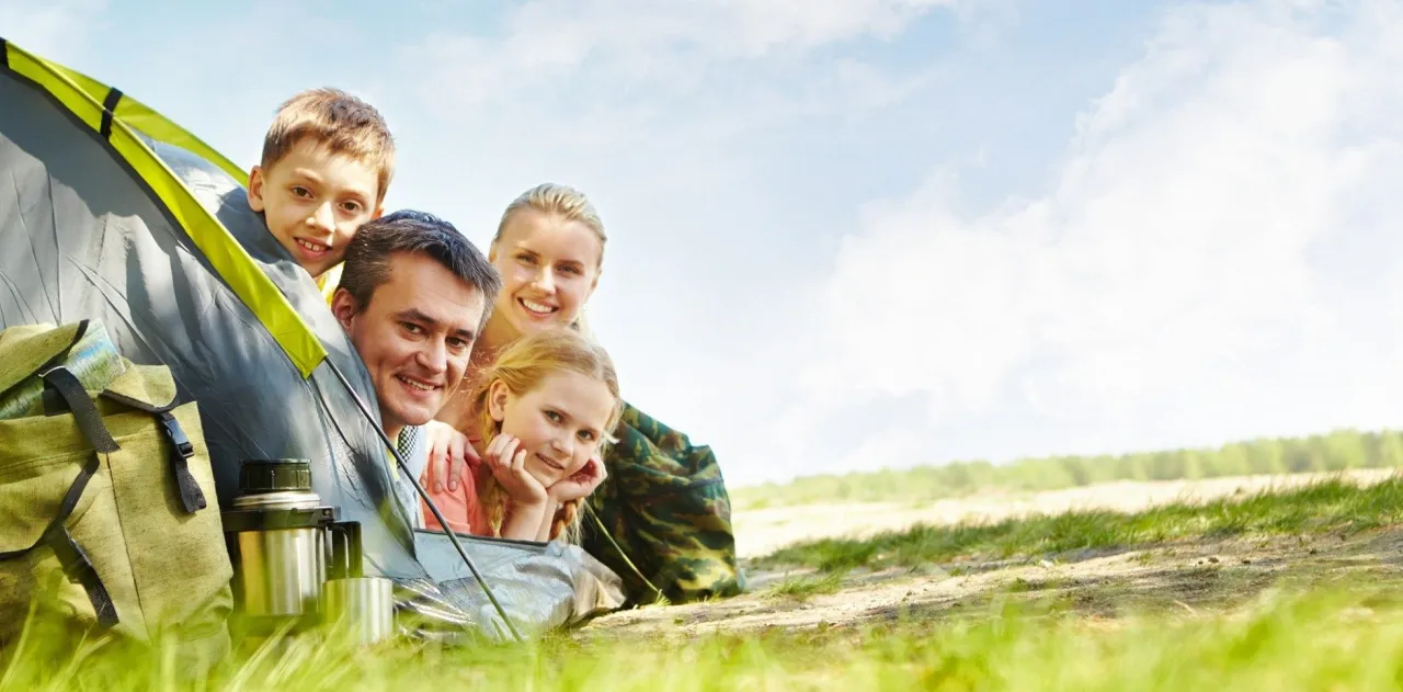 rodzina w parku rozrywki bon turystyczny