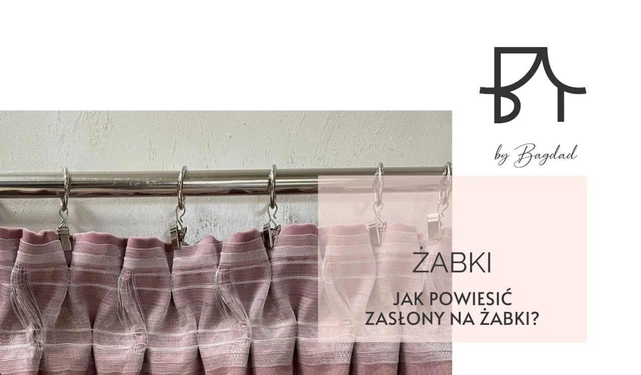 Zasłony upięte na karniszu za pomocą żabek. Widać, co ile zabki w karniszu, by stworzyć idealne fale.