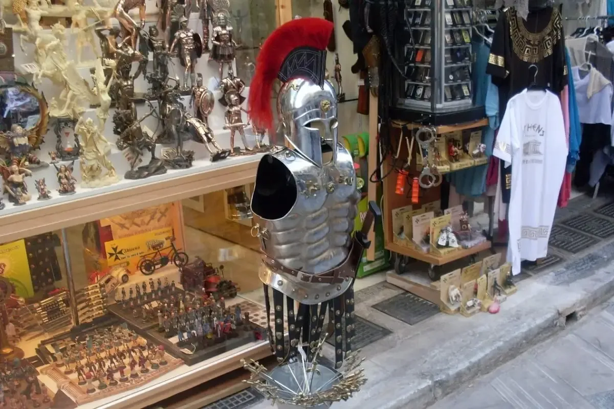 Zbroja, figurki żołnierzy, breloczki i koszulki z motywami antycznymi &ndash; to co warto przywieźć z Krety.