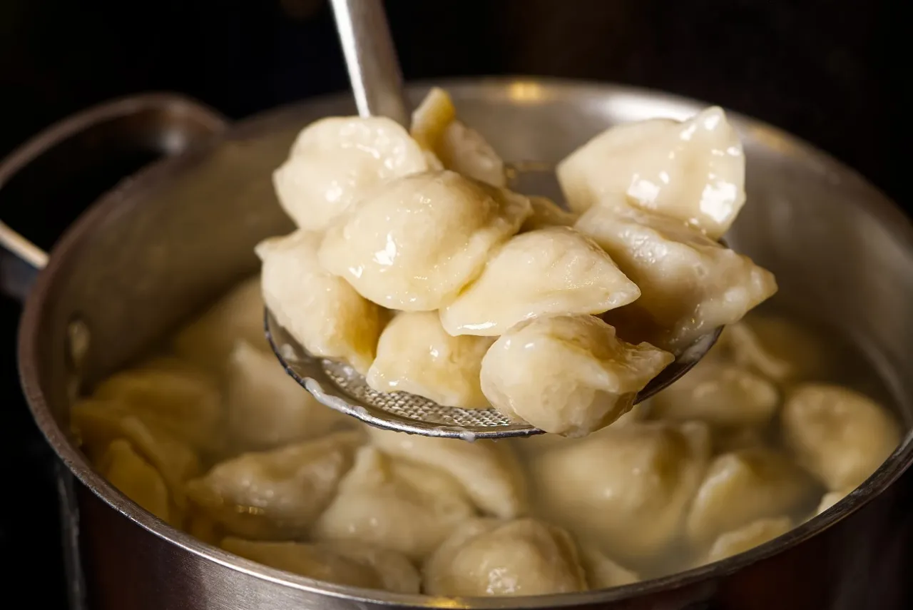 Gotowanie mrożonych pierog&oacute;w jest proste! Wyjmujesz je łyżką cedzakową z garnka z wrzątkiem.