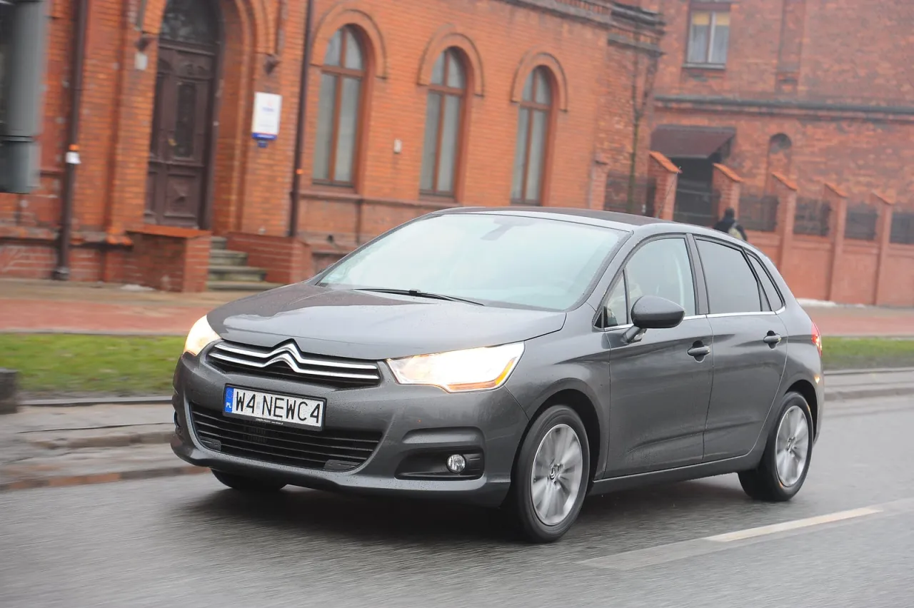Szary Citroen C4 w ruchu miejskim. Zastanawiasz się nad jego pojemnością baku?