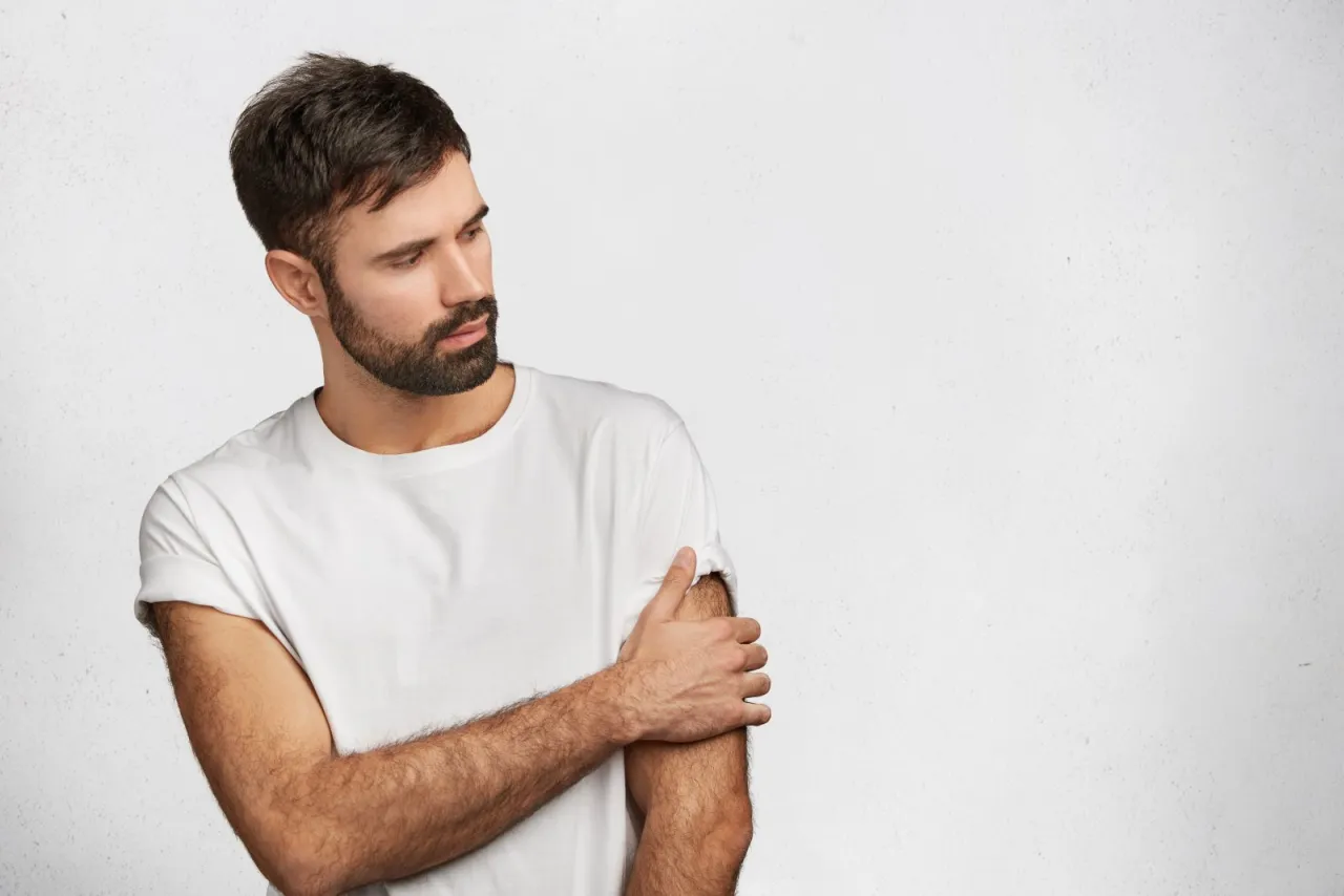 Mężczyzna z kilkudniowym zarostem, zamyślony